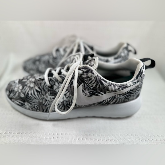 Nike Roshe One Print Floral Black White Sneakers - Picture 2 of 9